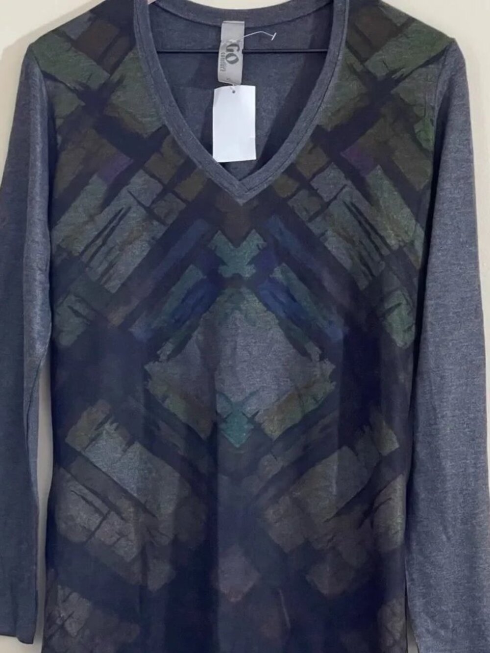 Go Couture Printed V-Neck Sweater Size X-Large Charcoal Multi Color